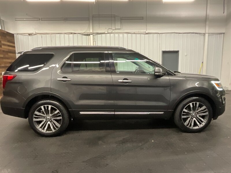 2017 Ford Explorer Platinum 4X4 / 3.5L ECOBOOST / FULLY LOADED  3.5L V6 ECOBOOST / PLATINUM / DUAL SUNROOF - Photo 4 - Gladstone, OR 97027