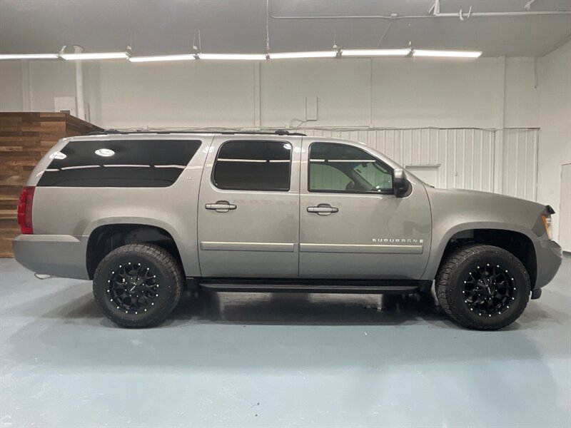 2007 Chevrolet Suburban LT 2500   4X4 / 6.0L V8 / Leather Heated Seats  RUST FREE / 3RD ROW SEAT / SUNROOF - Photo 4 - Gladstone, OR 97027