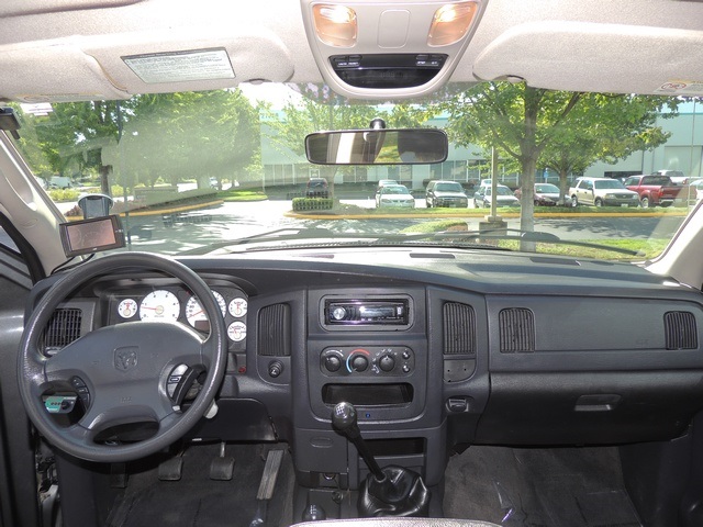 2003 Dodge Ram 2500 SLT / 4X4 / 5.9L Diesel / 6-SPEED MANUAL / LIFTED - Photo 18 - Portland, OR 97217