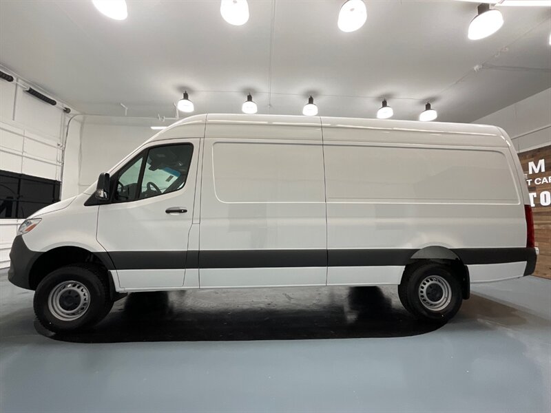 2022 Mercedes-Benz Sprinter 2500 Cargo Van 4X4 / V6 DIESEL / HIGHROOF 170 " WB  / LIKE NEW / ONLY 100 MILES - Photo 3 - Gladstone, OR 97027