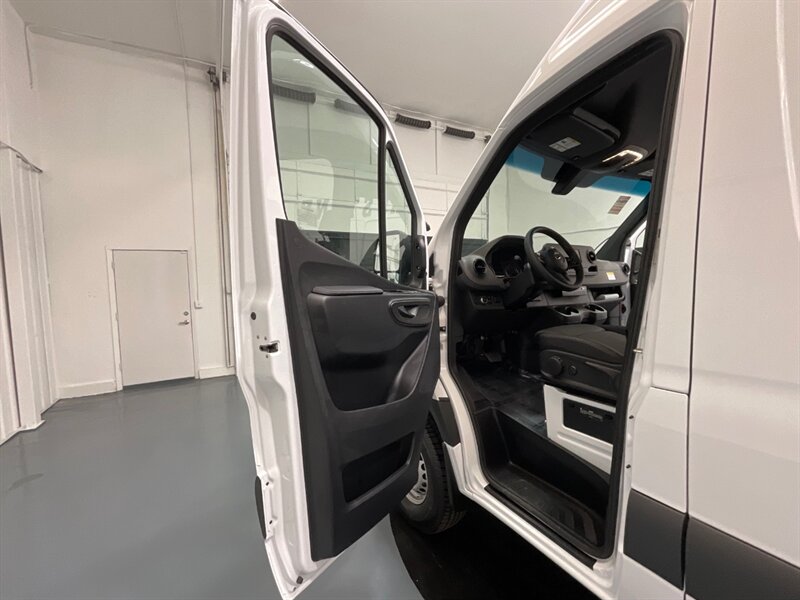 2022 Mercedes-Benz Sprinter 2500 Cargo Van 4X4 / V6 DIESEL / HIGHROOF 170 " WB  / LIKE NEW / ONLY 100 MILES - Photo 45 - Gladstone, OR 97027