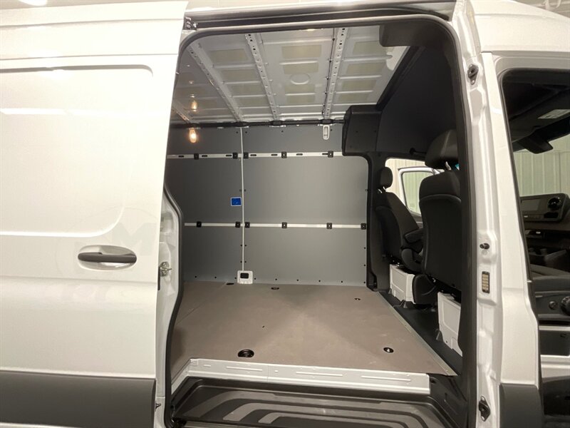 2022 Mercedes-Benz Sprinter 2500 Cargo Van 4X4 / V6 DIESEL / HIGHROOF 170 " WB  / LIKE NEW / ONLY 100 MILES - Photo 15 - Gladstone, OR 97027