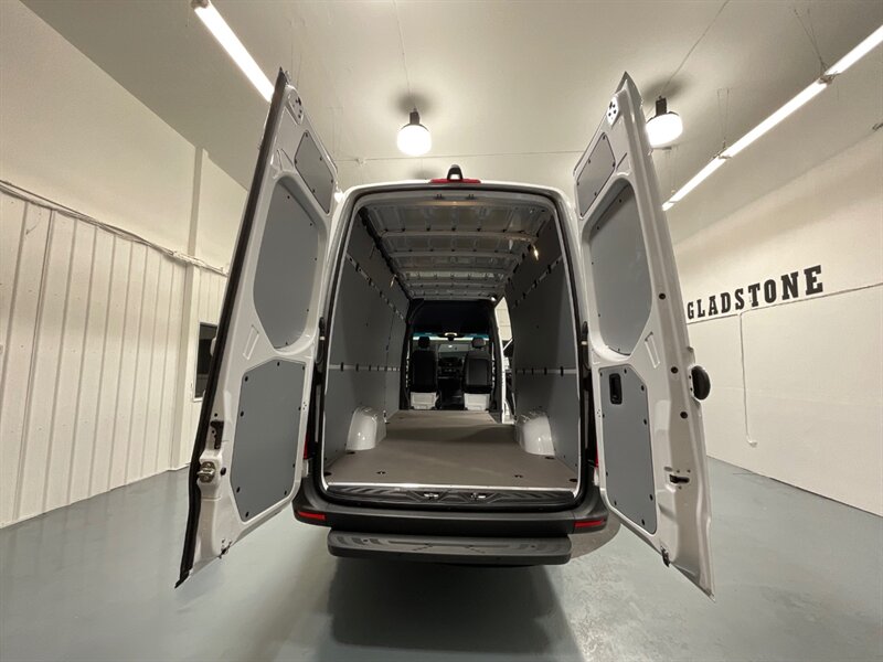 2022 Mercedes-Benz Sprinter 2500 Cargo Van 4X4 / V6 DIESEL / HIGHROOF 170 " WB  / LIKE NEW / ONLY 100 MILES - Photo 10 - Gladstone, OR 97027