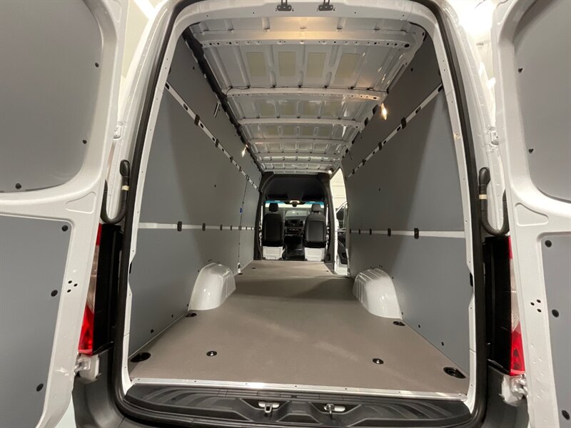 2022 Mercedes-Benz Sprinter 2500 Cargo Van 4X4 / V6 DIESEL / HIGHROOF 170 " WB  / LIKE NEW / ONLY 100 MILES - Photo 11 - Gladstone, OR 97027