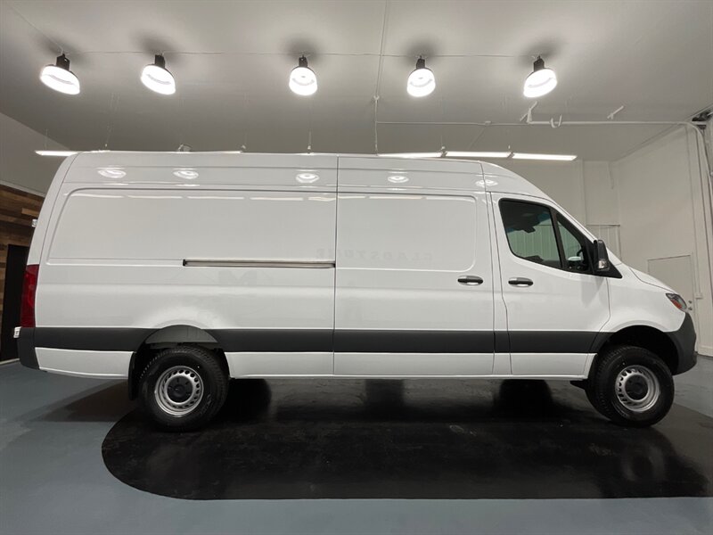 2022 Mercedes-Benz Sprinter 2500 Cargo Van 4X4 / V6 DIESEL / HIGHROOF 170 " WB  / LIKE NEW / ONLY 100 MILES - Photo 4 - Gladstone, OR 97027