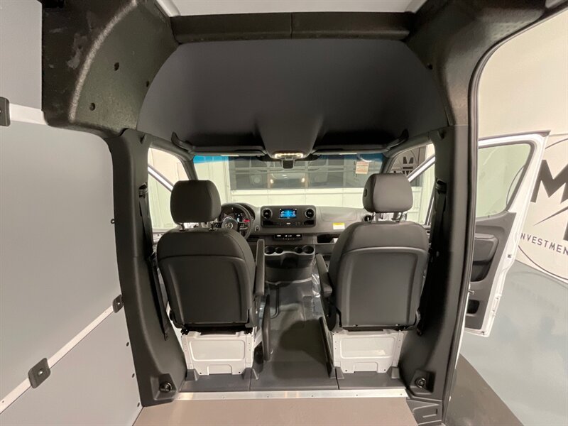 2022 Mercedes-Benz Sprinter 2500 Cargo Van 4X4 / V6 DIESEL / HIGHROOF 170 " WB  / LIKE NEW / ONLY 100 MILES - Photo 16 - Gladstone, OR 97027