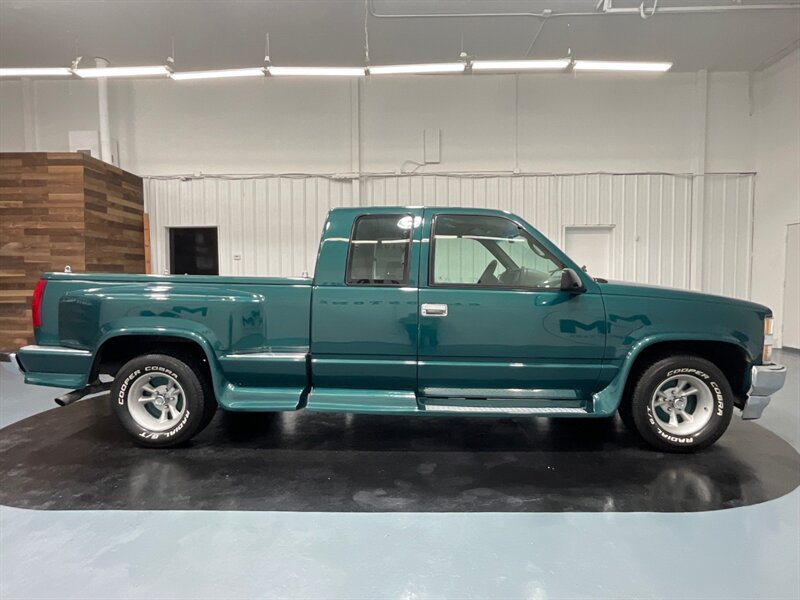 1996 Chevrolet Extra Cab / 5.0L V8 / Leather / CLEAN TRUCK  / NO RUST - Photo 4 - Gladstone, OR 97027