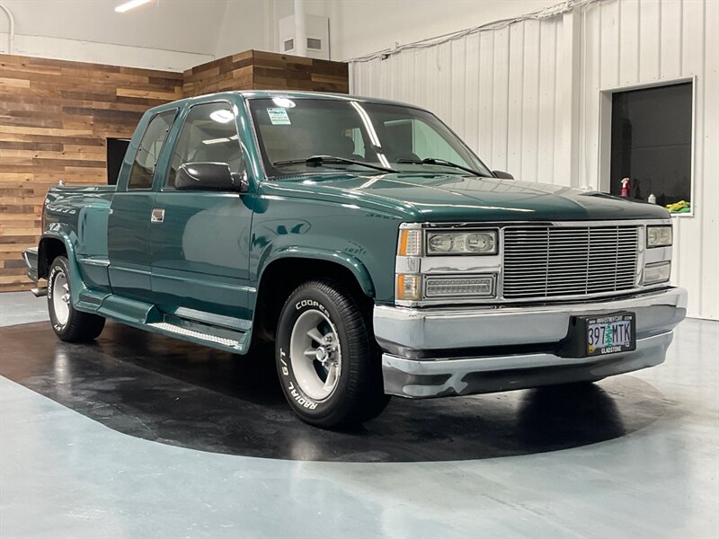 1996 Chevrolet Extra Cab / 5.0L V8 / Leather / CLEAN TRUCK  / NO RUST - Photo 2 - Gladstone, OR 97027