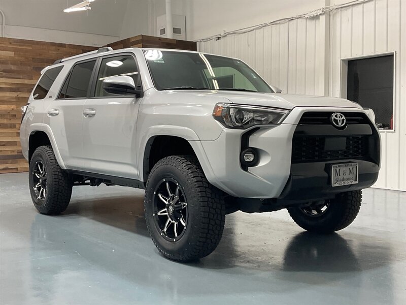 2022 Toyota 4Runner SR5 4X4 / 3RD ROW SEAT / LIFTED w. NEW TIRES  / Navigation & Backup Camera - Photo 59 - Gladstone, OR 97027