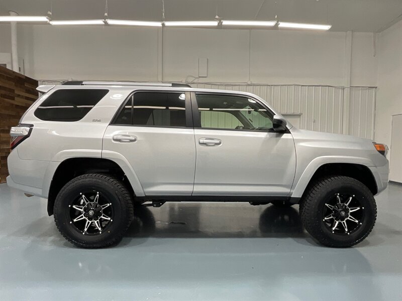 2022 Toyota 4Runner SR5 4X4 / 3RD ROW SEAT / LIFTED w. NEW TIRES  / Navigation & Backup Camera - Photo 4 - Gladstone, OR 97027