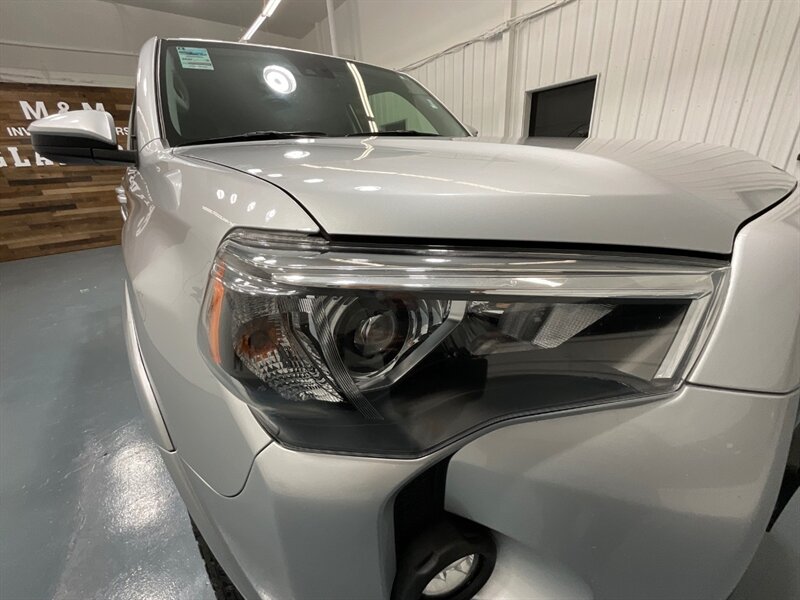 2022 Toyota 4Runner SR5 4X4 / 3RD ROW SEAT / LIFTED w. NEW TIRES  / Navigation & Backup Camera - Photo 26 - Gladstone, OR 97027