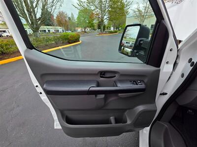 2018 Nissan NV 3500 HD 1-TON / HEAVY DUTY / V8 5.6L / 1-OWNER  / CARGO VAN / HD CARGO ROOF RACK / LOCAL / RUST FREE - Photo 31 - Portland, OR 97217