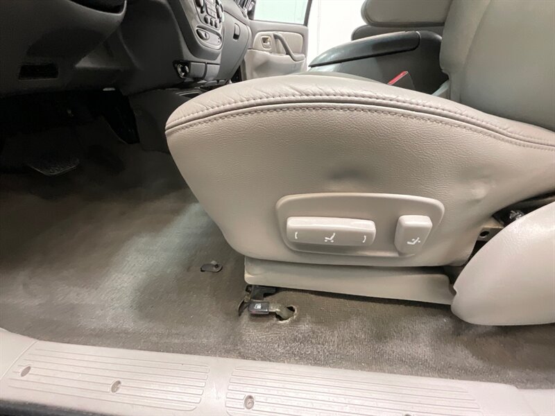 2001 Toyota Sequoia Limited 4x4 / 1-Owner / LIFTED w. NEW WHEELS TIRES / FRESH TIMING BELT + WATER PUMP SERVICE DONE / ZERO RUST - Photo 36 - Gladstone, OR 97027