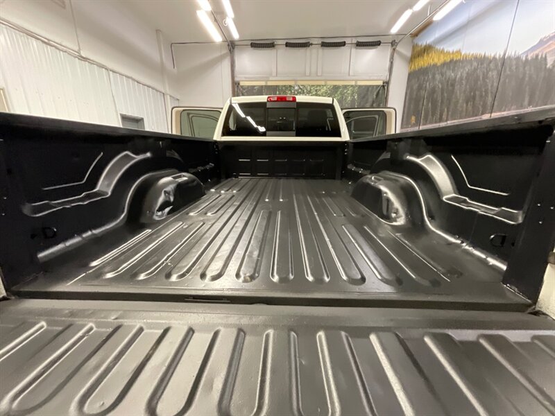 2017 RAM 3500 Laramie Crew Cab 4X4 / 6.7L DIESEL / AISIN TRANNY  / BRAND NEW MUD TIRES / RUST FREE - Photo 11 - Gladstone, OR 97027