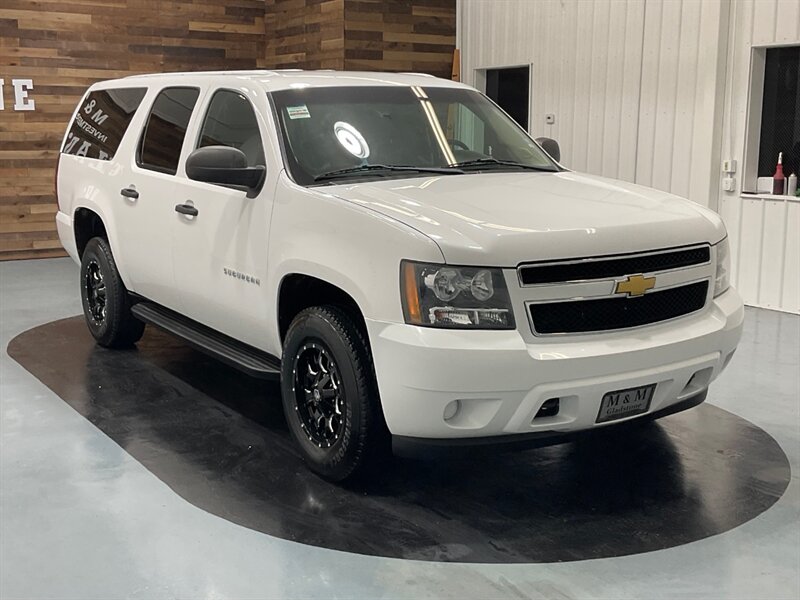 2013 Chevrolet Suburban 2500 4x4 / 6.0L V8 / Leather / LOCAL/3RD ROW SEAT  / NO RUST - Photo 2 - Gladstone, OR 97027