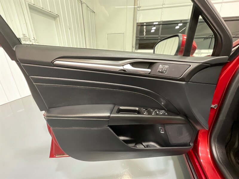 2019 Ford Fusion Energi Titanium Plug-in Hybrid / 1-OWNER / FULLY LOADED / Heated & Cooled leather seats / Sunroof / Navi / BLIS - Photo 31 - Gladstone, OR 97027