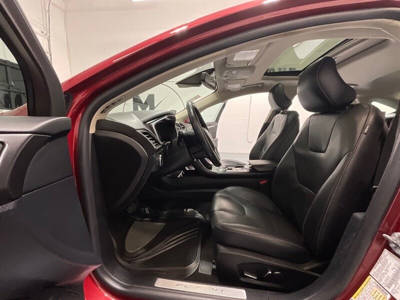 2019 Ford Fusion Energi Titanium Plug-in Hybrid / 1-OWNER / FULLY LOADED / Heated & Cooled leather seats / Sunroof / Navi / BLIS - Photo 33 - Gladstone, OR 97027
