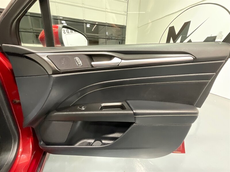 2019 Ford Fusion Energi Titanium Plug-in Hybrid / 1-OWNER / FULLY LOADED / Heated & Cooled leather seats / Sunroof / Navi / BLIS - Photo 32 - Gladstone, OR 97027