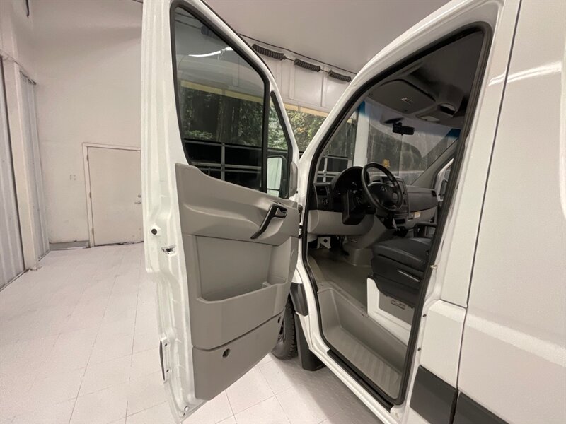 2017 Mercedes-Benz Sprinter 2500 CARGO VAN / 3.0L DIESEL/Backup Cam /1-OWNER  /144 " WB STANDARD ROOF / BRAND NEW SET OF TIRES / 90,000 MILES - Photo 30 - Gladstone, OR 97027