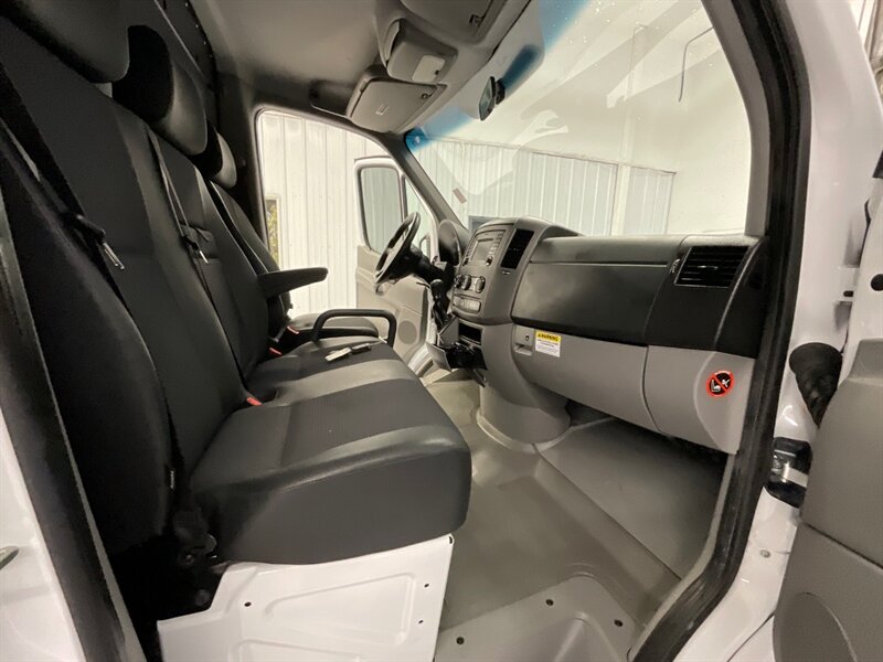 2017 Mercedes-Benz Sprinter 2500 CARGO VAN / 3.0L DIESEL/Backup Cam /1-OWNER  /144 " WB STANDARD ROOF / BRAND NEW SET OF TIRES / 90,000 MILES - Photo 14 - Gladstone, OR 97027