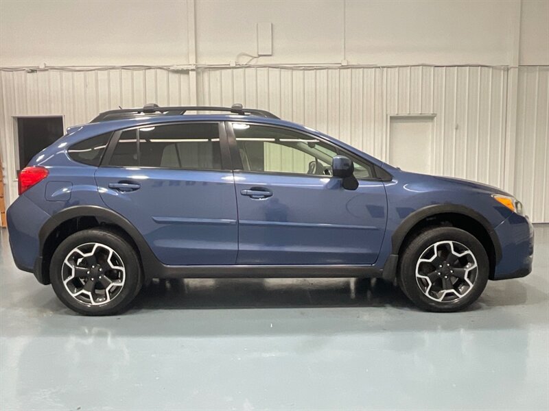 2013 Subaru XV Crosstrek 2.0i Premium AWD / Sunroof/ 5-SPEED MANUAL/1-OWNER  / LOCAL SUV / ZERO RUST - Photo 4 - Gladstone, OR 97027