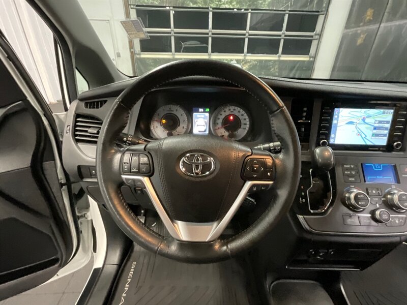 2018 Toyota Sienna SE Premium 8-Passenger / Leather / 21,000 MILES  1-OWNER LOCAL VAN / Navigation & Backup Camera / Sunroof / SUPER CLEAN !! - Photo 50 - Gladstone, OR 97027