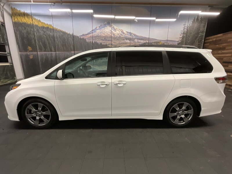 2018 Toyota Sienna SE Premium 8-Passenger / Leather / 21,000 MILES  1-OWNER LOCAL VAN / Navigation & Backup Camera / Sunroof / SUPER CLEAN !! - Photo 3 - Gladstone, OR 97027