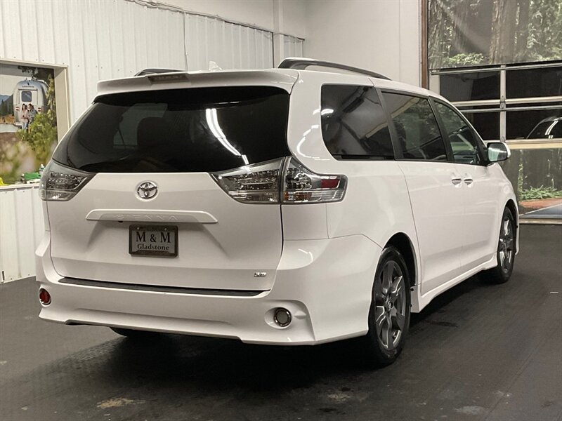 2018 Toyota Sienna SE Premium 8-Passenger / Leather / 21,000 MILES  1-OWNER LOCAL VAN / Navigation & Backup Camera / Sunroof / SUPER CLEAN !! - Photo 6 - Gladstone, OR 97027