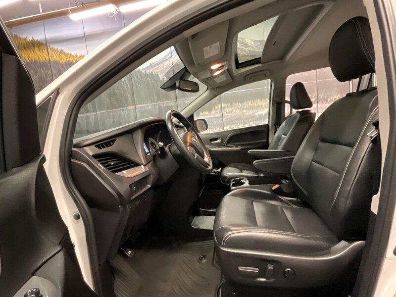 2018 Toyota Sienna SE Premium 8-Passenger / Leather / 21,000 MILES  1-OWNER LOCAL VAN / Navigation & Backup Camera / Sunroof / SUPER CLEAN !! - Photo 12 - Gladstone, OR 97027