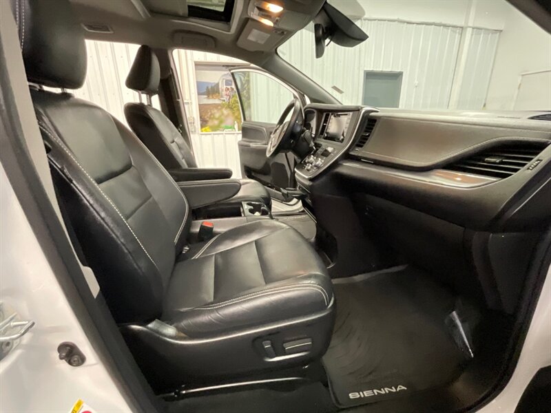 2018 Toyota Sienna SE Premium 8-Passenger / Leather / 21,000 MILES  1-OWNER LOCAL VAN / Navigation & Backup Camera / Sunroof / SUPER CLEAN !! - Photo 17 - Gladstone, OR 97027