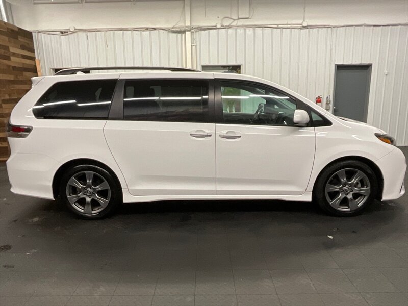 2018 Toyota Sienna SE Premium 8-Passenger / Leather / 21,000 MILES  1-OWNER LOCAL VAN / Navigation & Backup Camera / Sunroof / SUPER CLEAN !! - Photo 4 - Gladstone, OR 97027