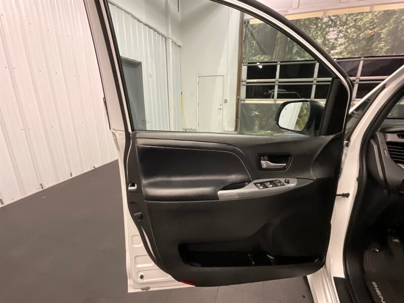 2018 Toyota Sienna SE Premium 8-Passenger / Leather / 21,000 MILES  1-OWNER LOCAL VAN / Navigation & Backup Camera / Sunroof / SUPER CLEAN !! - Photo 28 - Gladstone, OR 97027