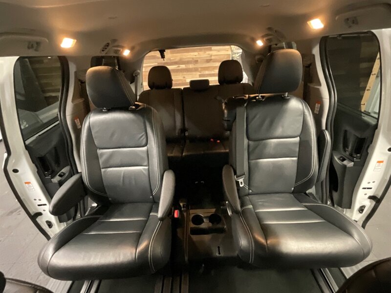 2018 Toyota Sienna SE Premium 8-Passenger / Leather / 21,000 MILES  1-OWNER LOCAL VAN / Navigation & Backup Camera / Sunroof / SUPER CLEAN !! - Photo 15 - Gladstone, OR 97027