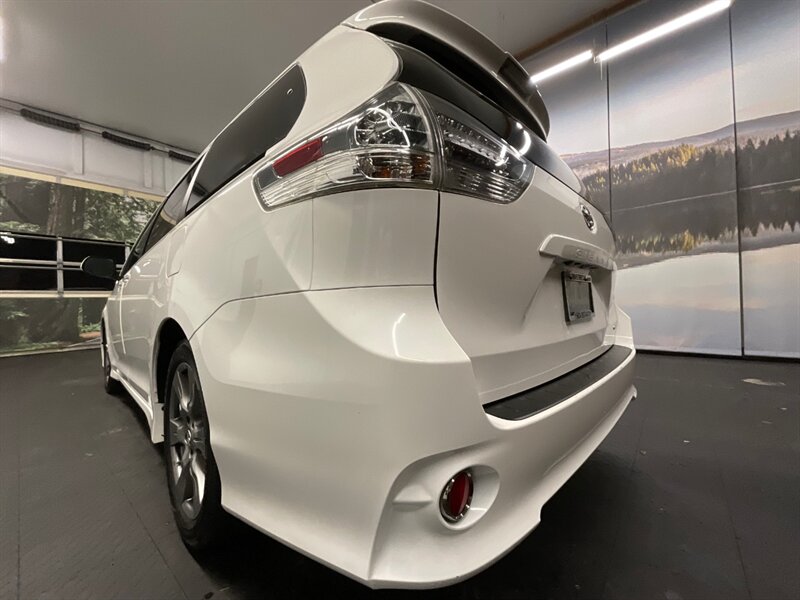 2018 Toyota Sienna SE Premium 8-Passenger / Leather / 21,000 MILES  1-OWNER LOCAL VAN / Navigation & Backup Camera / Sunroof / SUPER CLEAN !! - Photo 10 - Gladstone, OR 97027