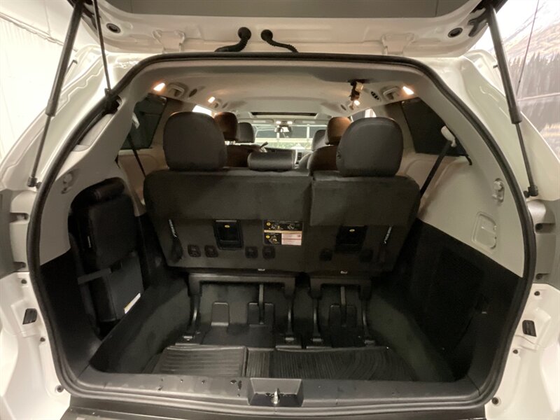 2018 Toyota Sienna SE Premium 8-Passenger / Leather / 21,000 MILES  1-OWNER LOCAL VAN / Navigation & Backup Camera / Sunroof / SUPER CLEAN !! - Photo 18 - Gladstone, OR 97027