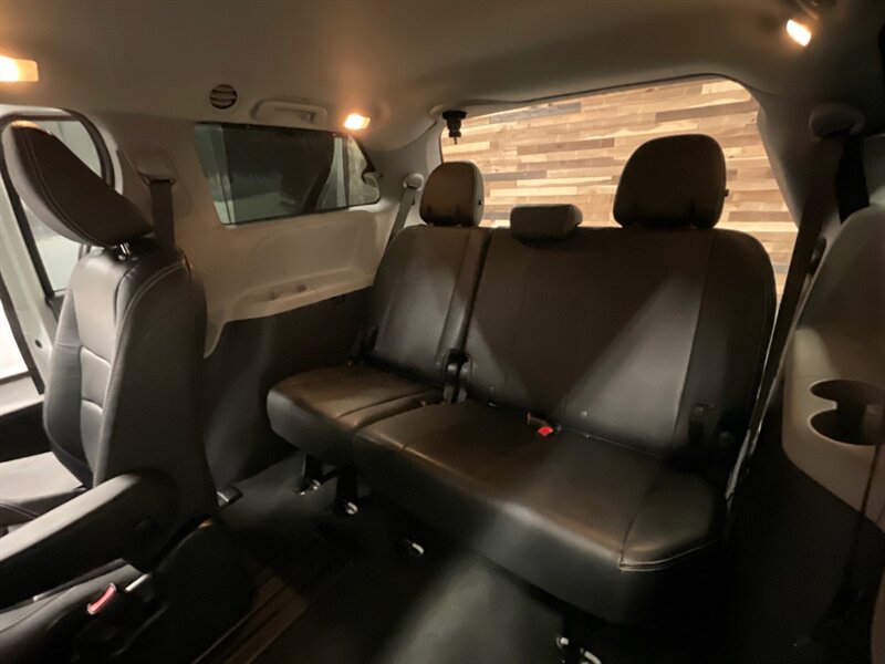 2018 Toyota Sienna SE Premium 8-Passenger / Leather / 21,000 MILES  1-OWNER LOCAL VAN / Navigation & Backup Camera / Sunroof / SUPER CLEAN !! - Photo 16 - Gladstone, OR 97027