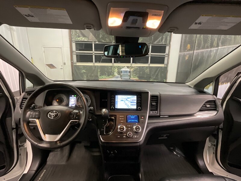 2018 Toyota Sienna SE Premium 8-Passenger / Leather / 21,000 MILES  1-OWNER LOCAL VAN / Navigation & Backup Camera / Sunroof / SUPER CLEAN !! - Photo 37 - Gladstone, OR 97027