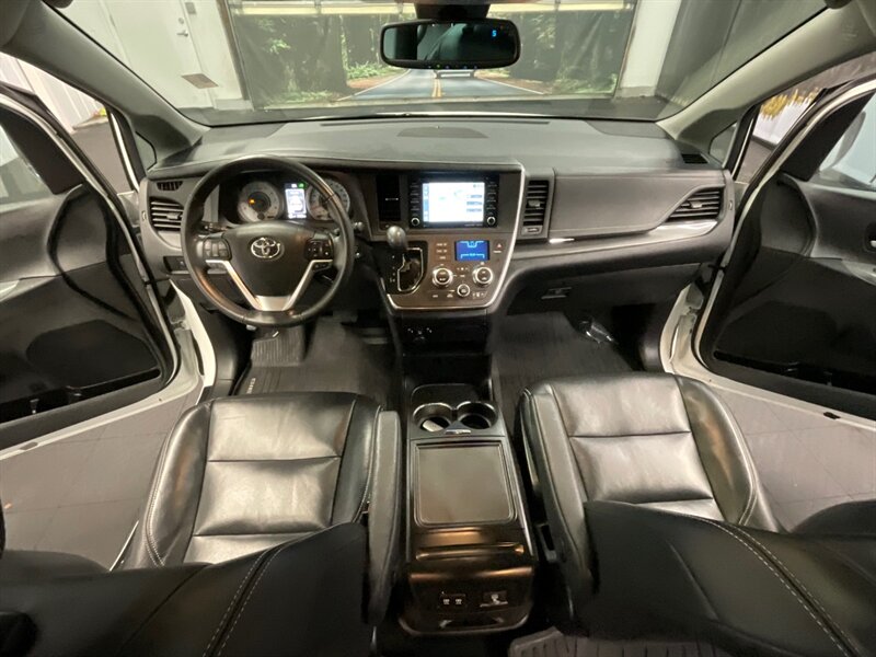 2018 Toyota Sienna SE Premium 8-Passenger / Leather / 21,000 MILES  1-OWNER LOCAL VAN / Navigation & Backup Camera / Sunroof / SUPER CLEAN !! - Photo 19 - Gladstone, OR 97027