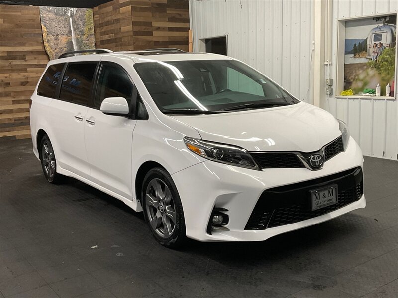 2018 Toyota Sienna SE Premium 8-Passenger / Leather / 21,000 MILES  1-OWNER LOCAL VAN / Navigation & Backup Camera / Sunroof / SUPER CLEAN !! - Photo 2 - Gladstone, OR 97027