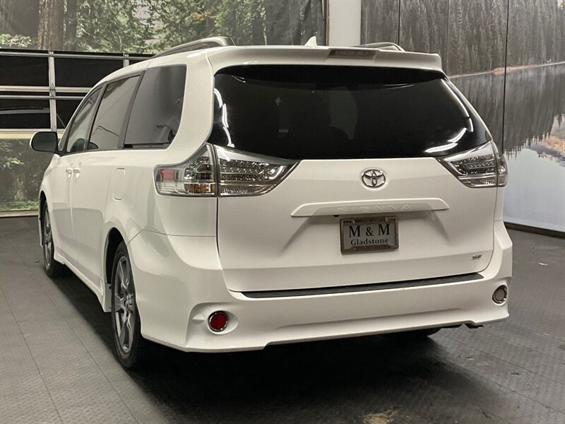 2018 Toyota Sienna SE Premium 8-Passenger / Leather / 21,000 MILES  1-OWNER LOCAL VAN / Navigation & Backup Camera / Sunroof / SUPER CLEAN !! - Photo 5 - Gladstone, OR 97027