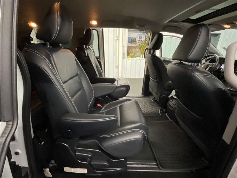 2018 Toyota Sienna SE Premium 8-Passenger / Leather / 21,000 MILES 1 ...