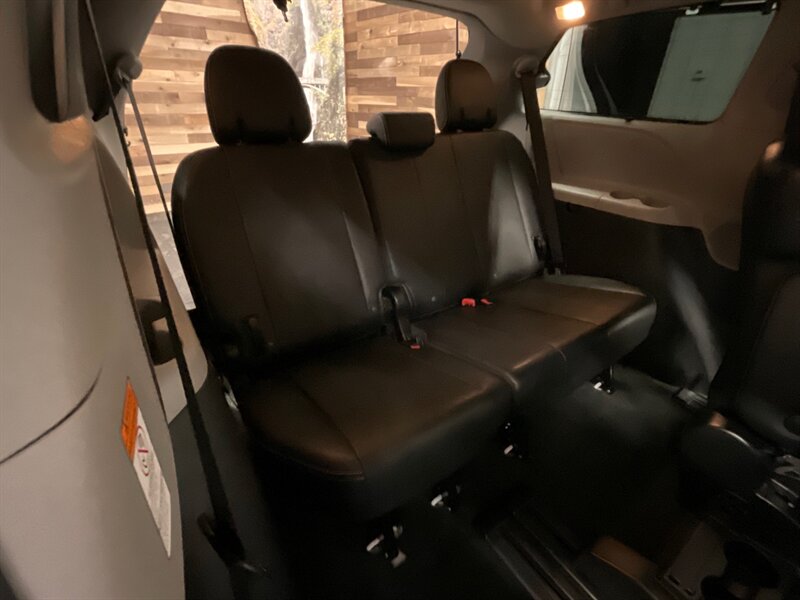 2018 Toyota Sienna SE Premium 8-Passenger / Leather / 21,000 MILES  1-OWNER LOCAL VAN / Navigation & Backup Camera / Sunroof / SUPER CLEAN !! - Photo 32 - Gladstone, OR 97027