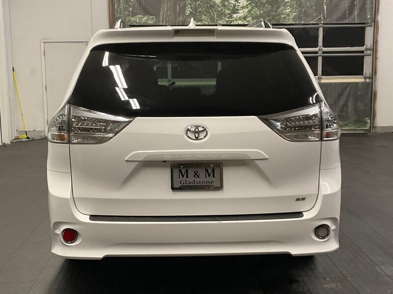 2018 Toyota Sienna SE Premium 8-Passenger / Leather / 21,000 MILES  1-OWNER LOCAL VAN / Navigation & Backup Camera / Sunroof / SUPER CLEAN !! - Photo 7 - Gladstone, OR 97027