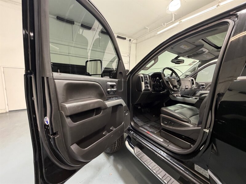 2017 Chevrolet Silverado 2500 2500HD LTZ Z71 OFF RD 4X4 6.6L DURAMAX DIESEL /LIFTED w. NEW TIRES / HEATED & COOLED LEATHER SEATS - Photo 31 - Gladstone, OR 97027