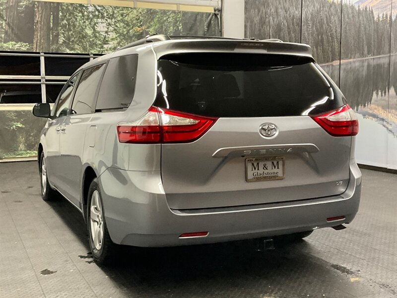 2017 Toyota Sienna LE 8-Passenger Minivan / LOCAL  / ONLY 9,000 MILES  Backup Camera / Towing package / SHARP & CLEAN / VERY LOW MILES - Photo 7 - Gladstone, OR 97027