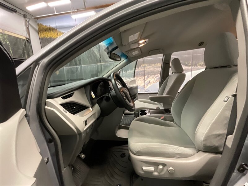 2017 Toyota Sienna LE 8-Passenger Minivan / LOCAL  / ONLY 9,000 MILES  Backup Camera / Towing package / SHARP & CLEAN / VERY LOW MILES - Photo 10 - Gladstone, OR 97027