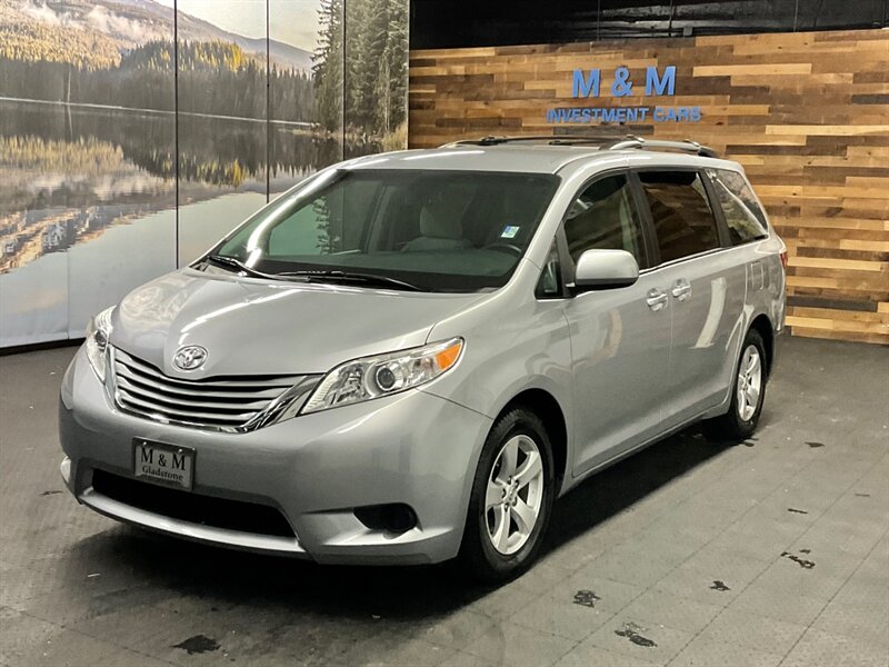 2017 Toyota Sienna LE 8-Passenger Minivan / LOCAL  / ONLY 9,000 MILES  Backup Camera / Towing package / SHARP & CLEAN / VERY LOW MILES - Photo 25 - Gladstone, OR 97027