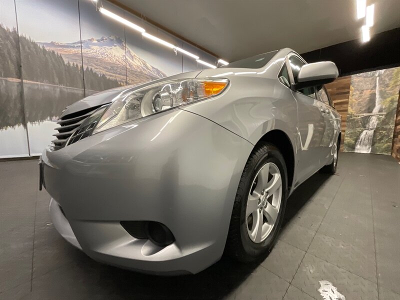 2017 Toyota Sienna LE 8-Passenger Minivan / LOCAL  / ONLY 9,000 MILES  Backup Camera / Towing package / SHARP & CLEAN / VERY LOW MILES - Photo 26 - Gladstone, OR 97027