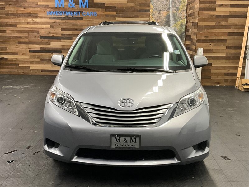 2017 Toyota Sienna LE 8-Passenger Minivan / LOCAL  / ONLY 9,000 MILES  Backup Camera / Towing package / SHARP & CLEAN / VERY LOW MILES - Photo 5 - Gladstone, OR 97027