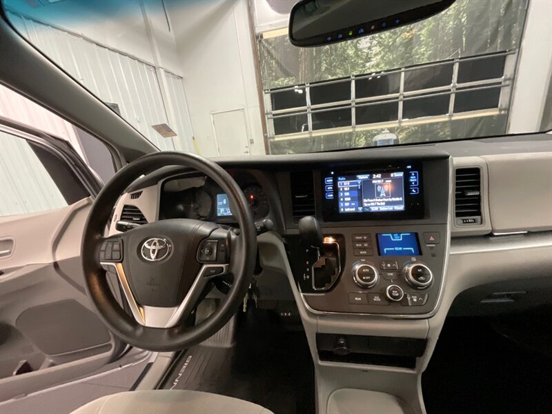 2017 Toyota Sienna LE 8-Passenger Minivan / LOCAL  / ONLY 9,000 MILES  Backup Camera / Towing package / SHARP & CLEAN / VERY LOW MILES - Photo 19 - Gladstone, OR 97027